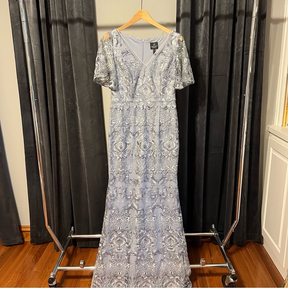 Lovely Adrianna Papell lace formal gown